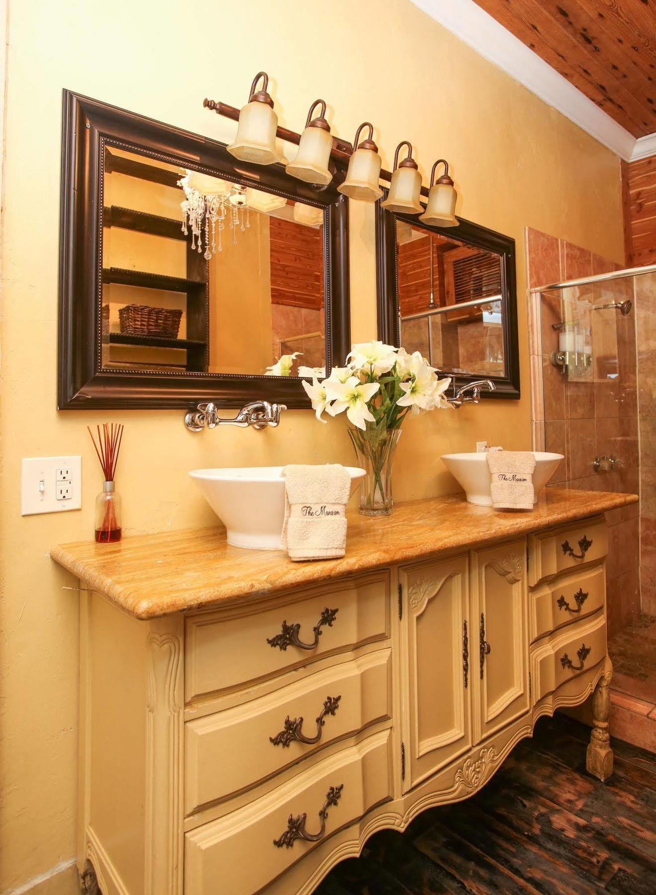 Fleur De Lis Mansion Bed and Breakfast — photo 9 of 22